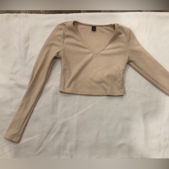 Two Piece Set . - Picture 2 of 4